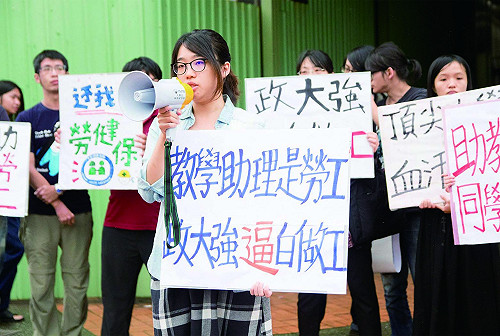 非學習型不支薪 政大學生燒契約抗議