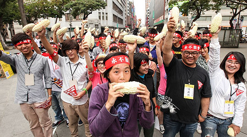 青年成苦瓜族  陳以真允諾捐年終協助