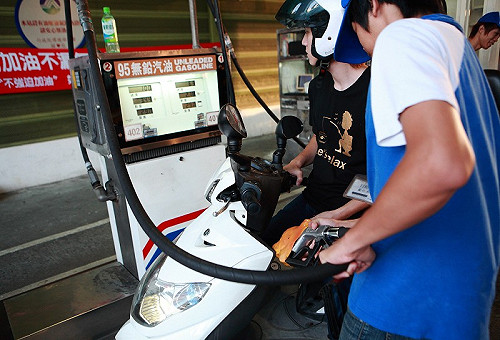 2年來最大降幅  汽柴油各降8角和9角