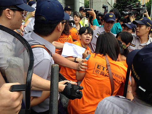 「協尋葉匡時」 收費員再衝交通部爆衝突