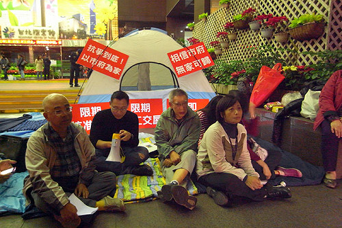 不滿北市府拖延 文林苑同意戶夜宿