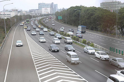 清明連假首日  國道1南下部分路段塞