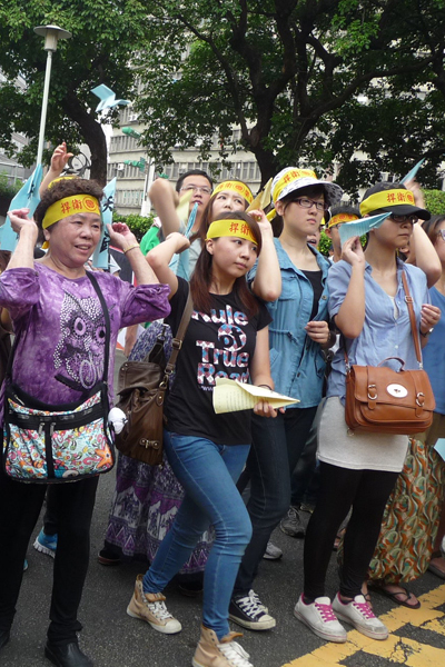 糾正文摺紙飛機 樂生院民監院抗議