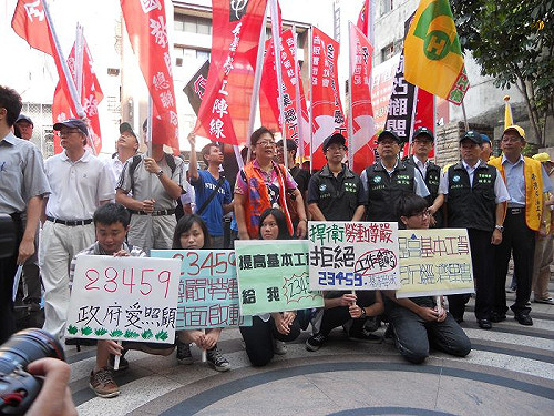 勞團場外施壓  要求基本工資應漲31%