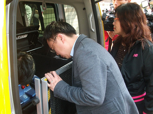 無障礙小黃出包 「生命鬥士」卡車上30分