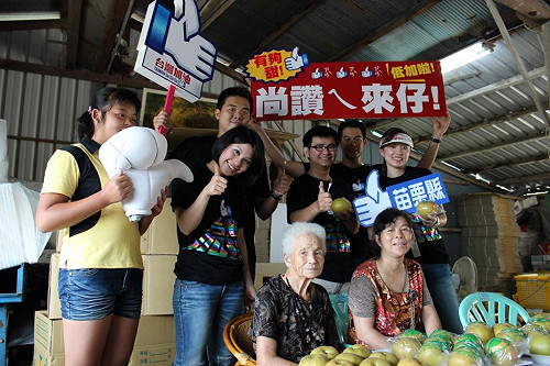 馬辦青年下鄉  幫阿嬤包裝水梨搏感情