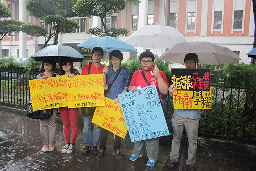 延修生漲雜費  學生冒雨赴教育部抗議