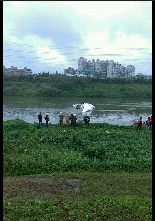 更新/復興客機墜南港 58人待救中