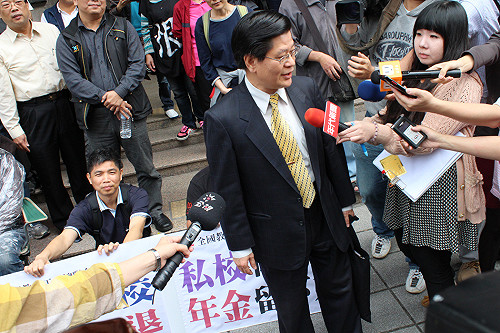 全教總籲改革領雙薪  教長繞路避開絕食區