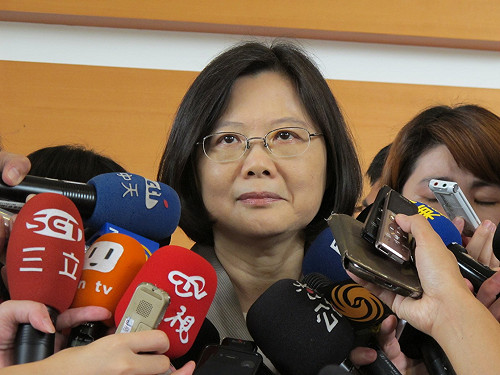 冰桶挑戰  蔡英文選擇捐1千元 不濕了