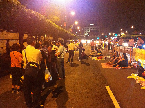 華隆工人夜宿凱道  要等總統1個回應