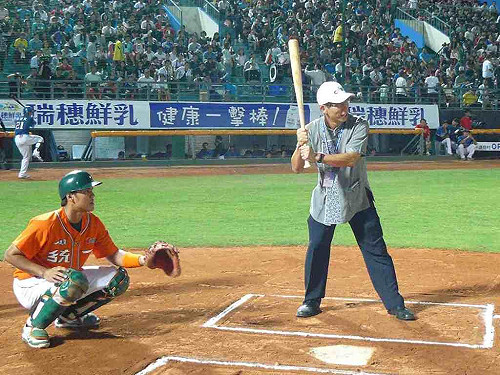 職棒屏東首場開幕賽  鍾佳濱打擊開球