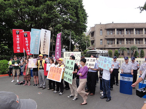 勞團抗議  「沒有茶葉蛋 陳冲就滾蛋」
