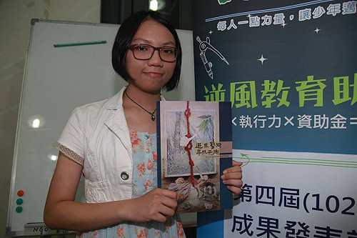 賺獎學金貼家用 大二生蘇怡雯圓美術夢