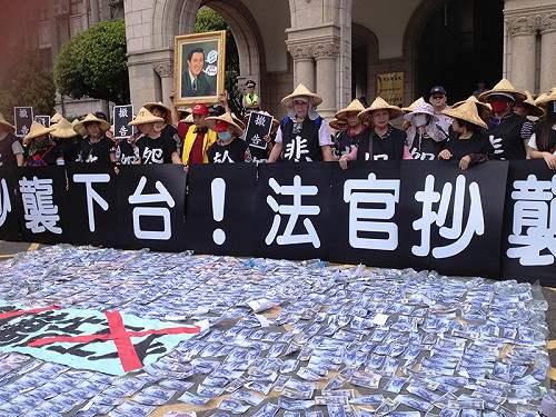 關廠工人司法院前抗議  批法官抄襲辦案