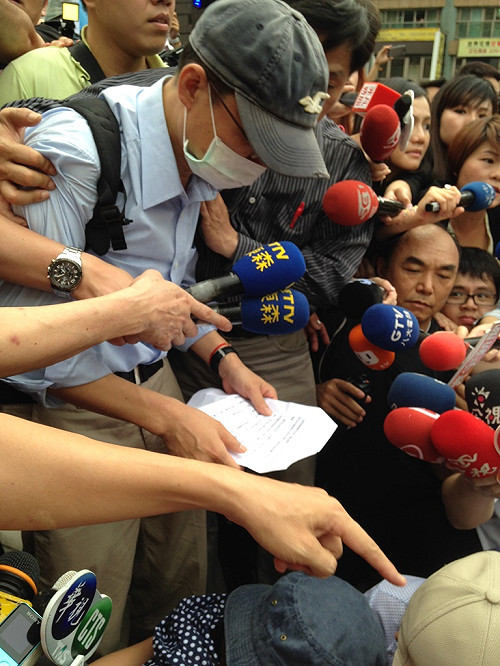 鄭捷父母痛哭下跪：盼他下輩子好好做人