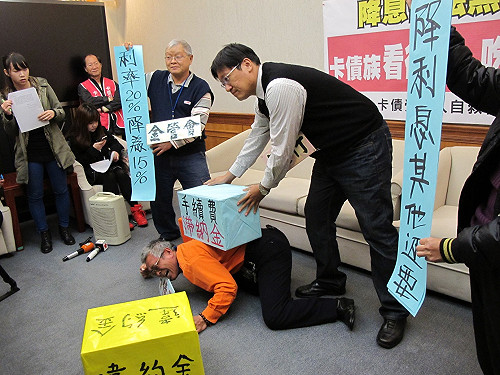 雙卡降利率  卡債族：還有高額違約金