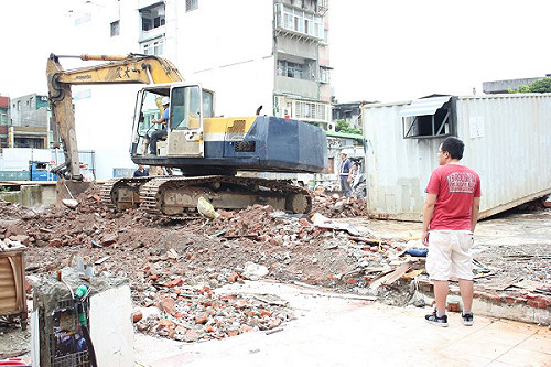 文林苑建商放貨櫃屋 王家與樂揚再衝突
