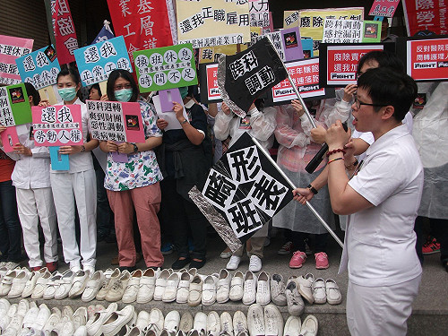 抗議血汗醫院  百雙「護士鞋」包圍衛署