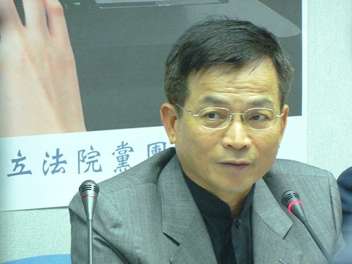 1次領退休俸  藍黨團：18趴分3級距處理