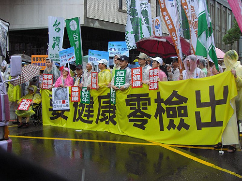 諷牛糞比美牛安全  民團糞洗立院