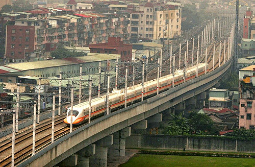 台鐵午前停駛 高鐵視風雨加開自由座列車