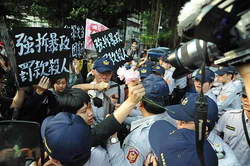 怪手清晨進駐華光  學生獻花遭警阻擋