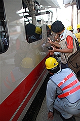 糗！  普悠瑪號卡月台「落漆」