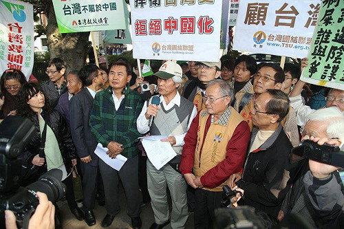 抗議課綱微調去台灣化  2百人包圍教育部