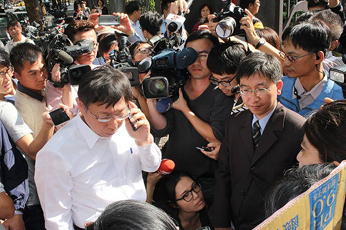 柯P：不是不理文萌樓 是竊聽案太忙