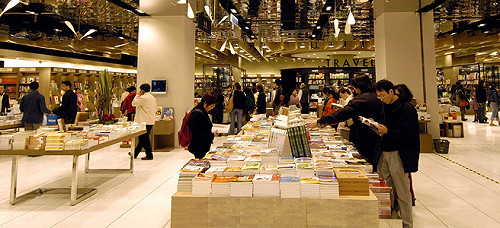 港生抗議遭架離  誠品：不清楚詳細經過