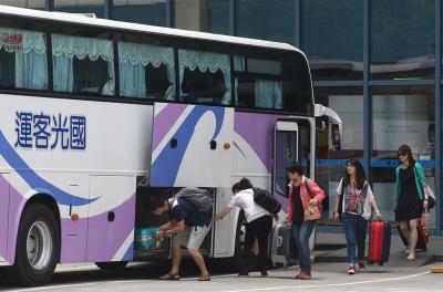 油價跌  2/14起國道客運票價降3.1%