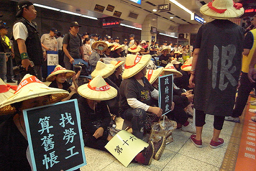 臥軌不是說說而已  誰逼的？