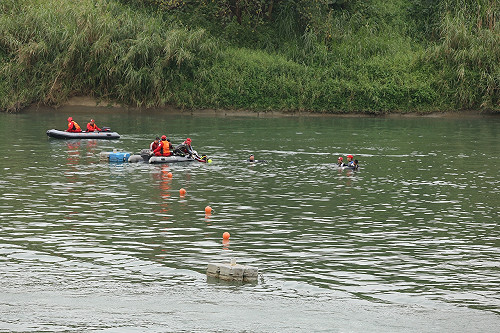 復航空難持續搜救  人力吃緊
