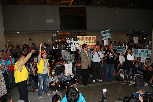 爭取工作權益  200名前收費員衝交通部