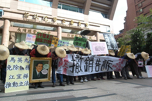 為臥軌致歉  關廠工人誓言年後再戰