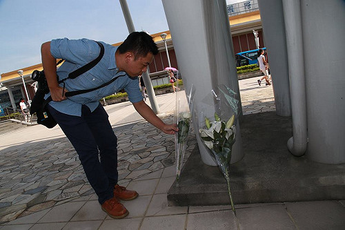 為空難祈福  民眾發起松機獻花