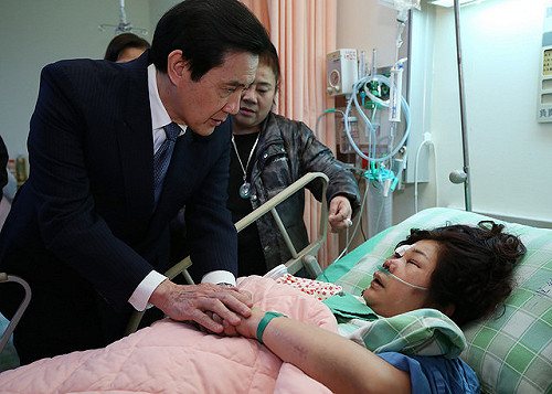 馬探視傷患 陸配：看到你就好多了