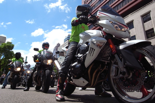 要上國道  500台重機齊聚立院施壓