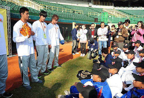 陳偉殷回高雄  勉小球員快樂打球