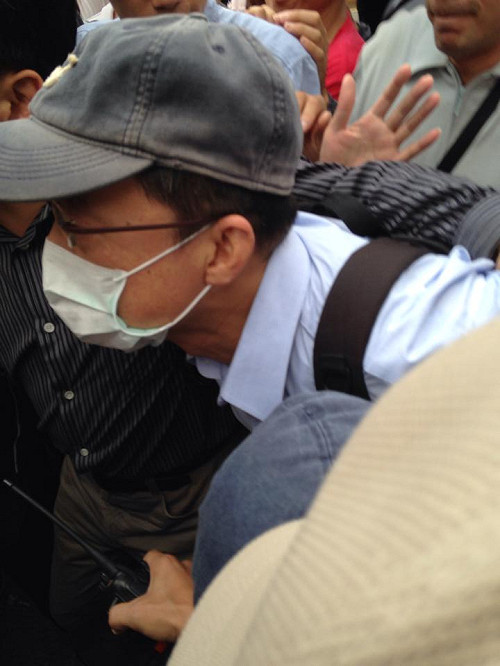 快訊/北捷喋血頭七  鄭捷父母現身下跪道歉