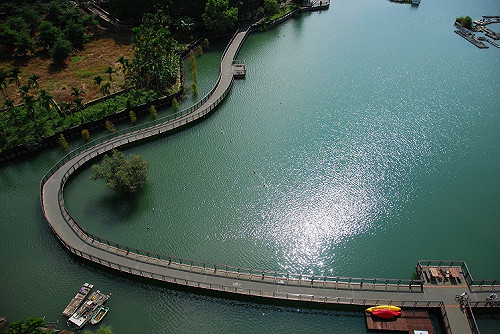 日月潭推觀光 早上騎車晚上賞螢