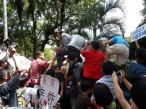 快訊/聲援大埔民眾衝進政院  20人遭警架離