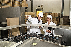 先下架！10噸過期牲畜奶粉疑流入市面