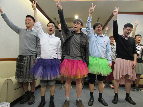 《陰道獨白》反女性受暴 男立委穿裙相挺