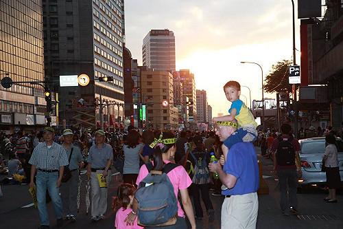 爸媽是我們的「人肉盾牌」