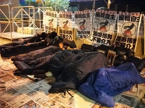 簽約前夕 蘋果工會寒風中夜宿