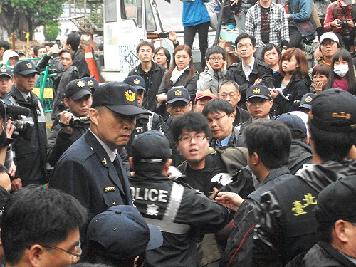 華光衝突波及記者  記協要警方道歉