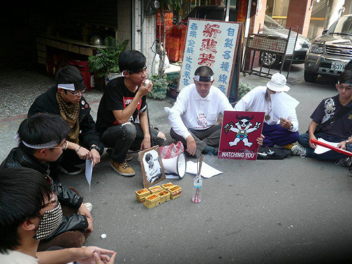 彰化青年反壟斷 中時分社前祭鄭南榕