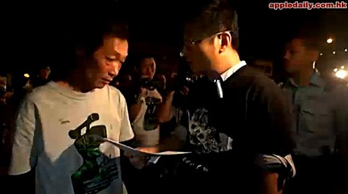 無視禁制令  反佔中人士再阻《蘋果》出刊